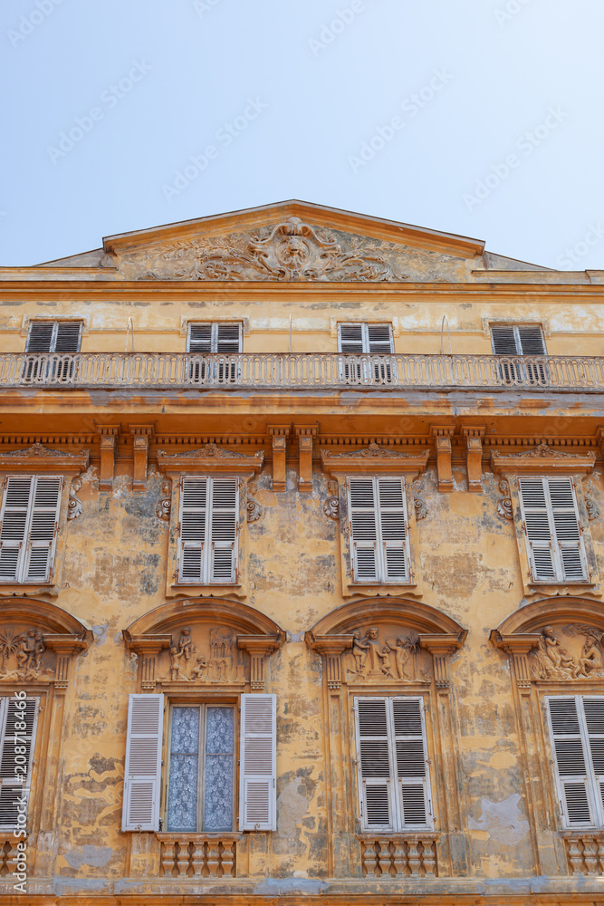 Fototapeta premium Beautiful decorative windows in Nice, France