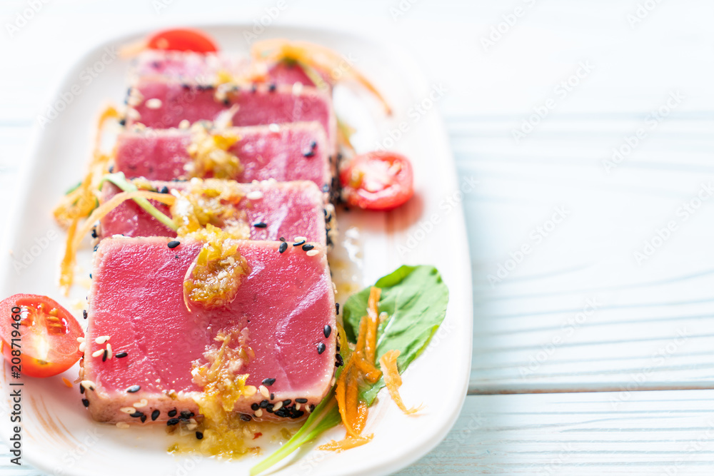 fresh tuna raw with spicy salad sauce