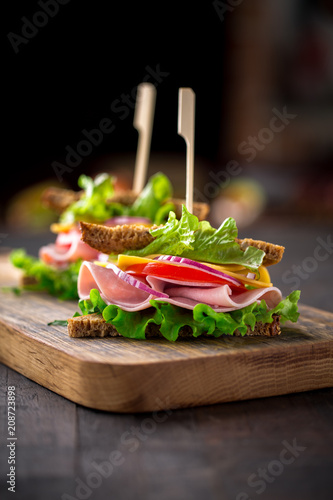 Εκτύπωση καμβά breakfast sandwich with salad, ham, cheese and tomato