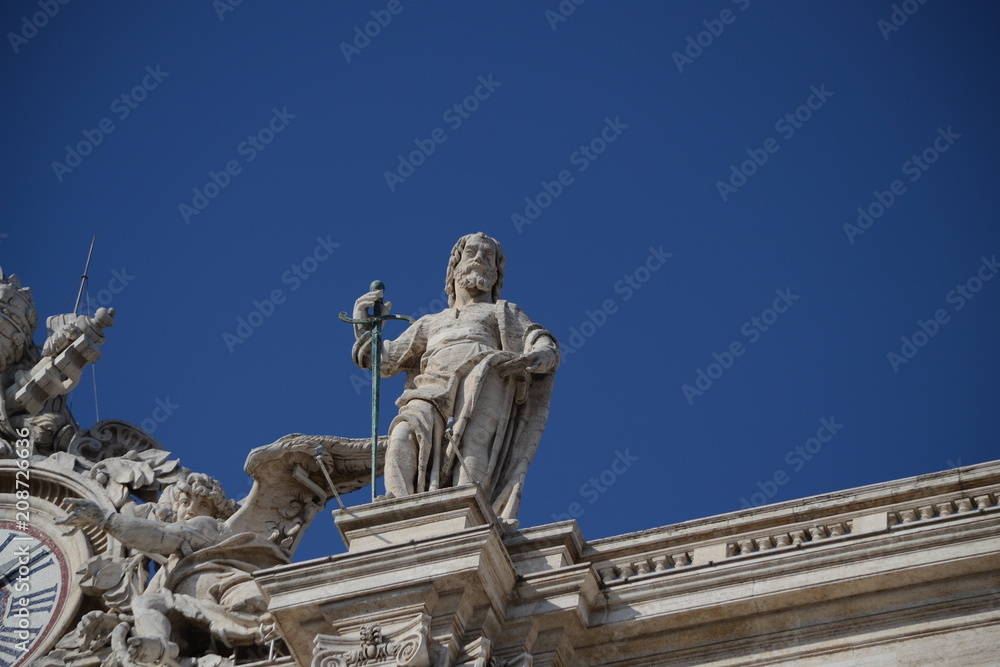 Statua di san Paolo apostolo sul colonnato di san Pietro