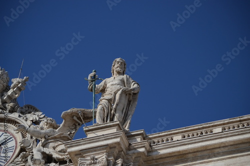 Statua di san Paolo apostolo sul colonnato di san Pietro