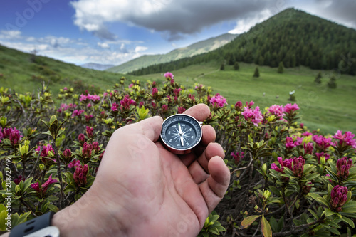 Trovare il sentiero in montagna photo