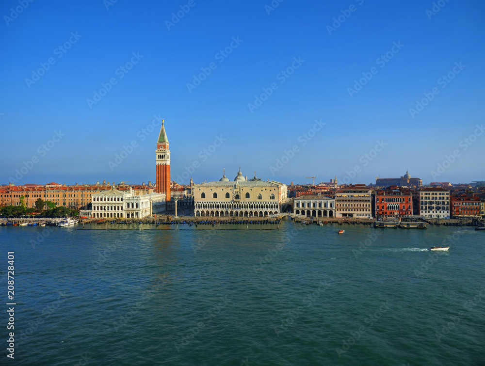 Place St-Marc de Venise, vue de puis le canal