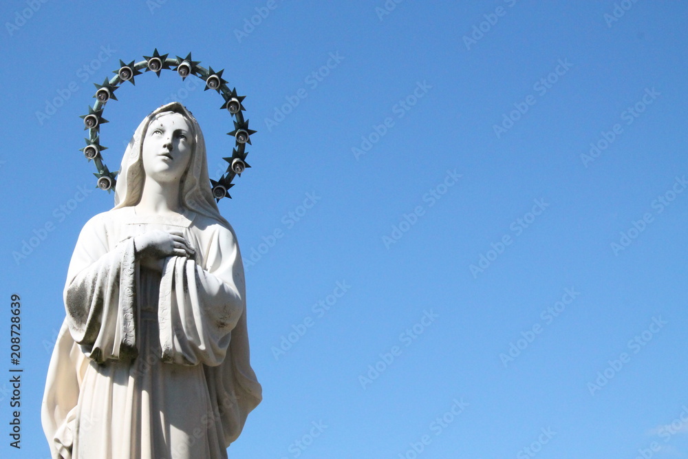 Statua mariana sullo sfondo del cielo