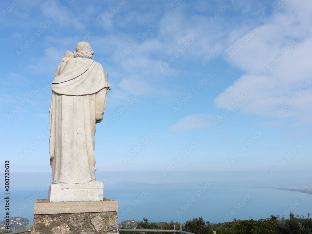 statua di san giuseppe con cielo e mare sullo sfondo