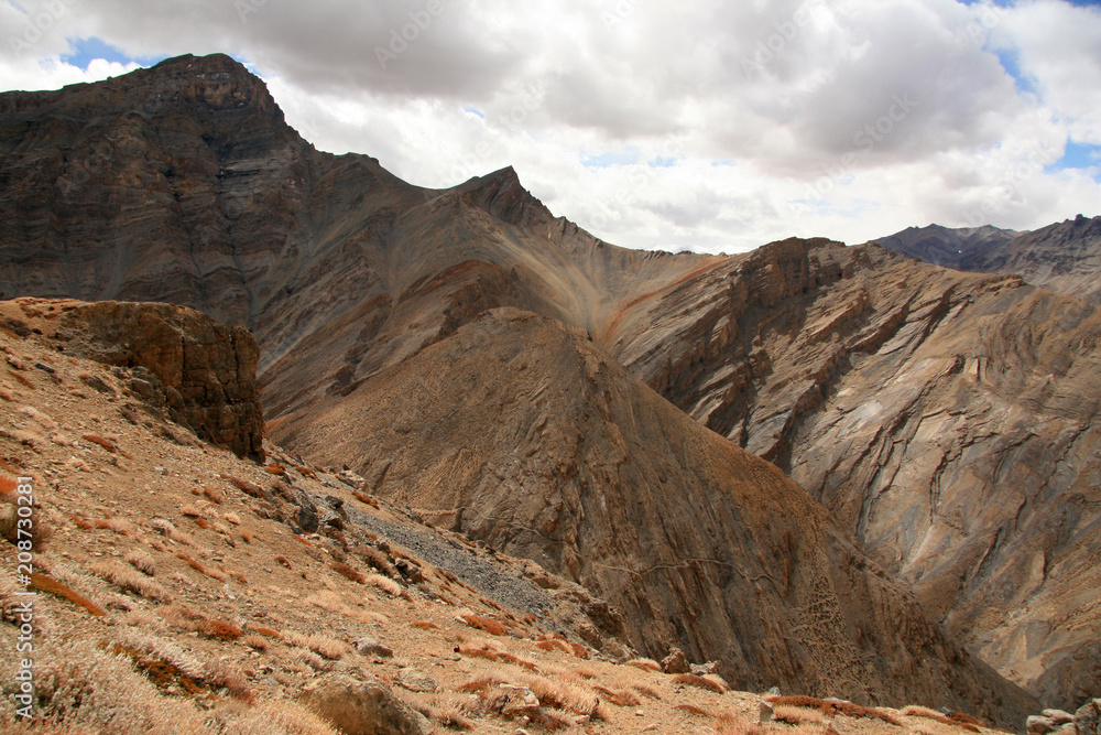 Fototapeta premium Crossing the Mountains Manali to Leh, India