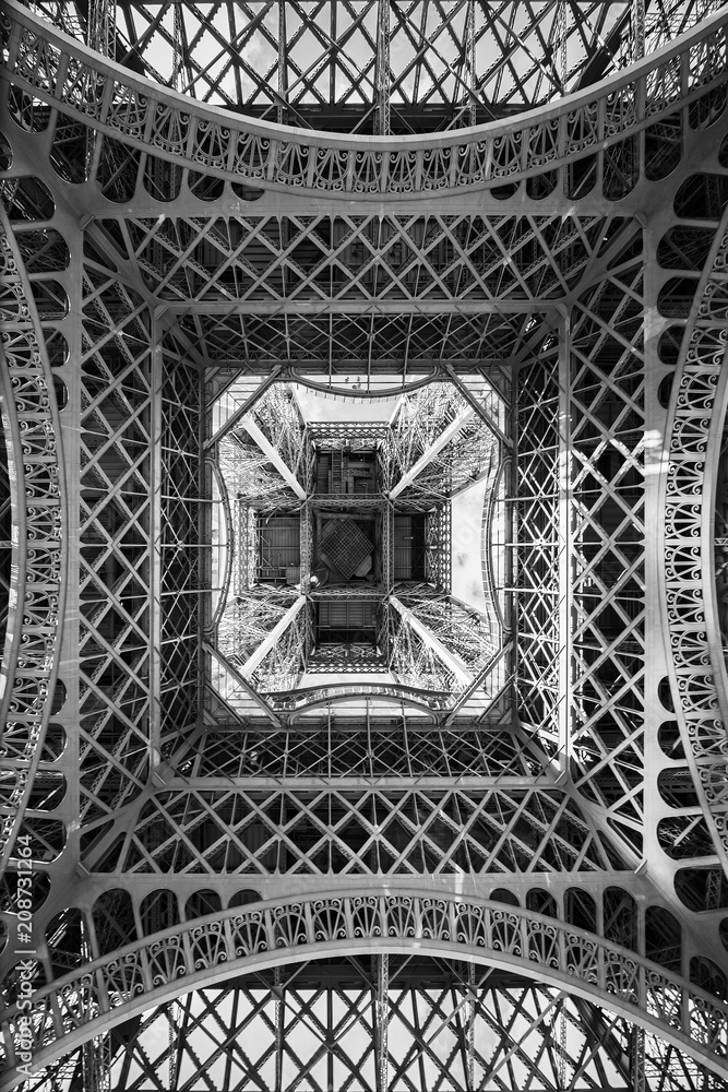 Naklejka premium Wieża Eiffla, abstrakcyjny widok z dołu, Paryż, Francja