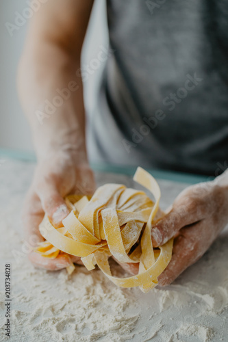 Obraz na plátně Chef making traditional italian homemade pasta
