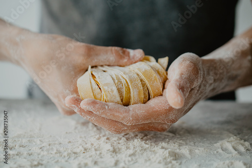 Fotografia Chef making traditional italian homemade pasta