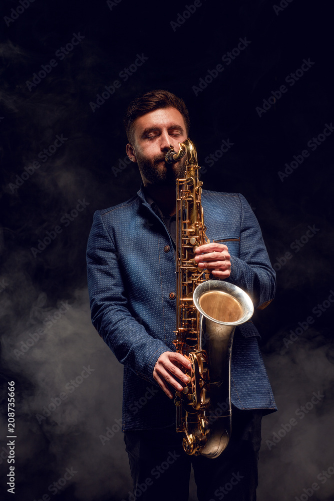 Naklejka premium Jazz band performs at the club