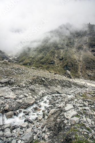 Tiefe Wolken im Himalaya