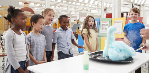 Schilderij op canvas Kids having fun watching an experiment at a science centre