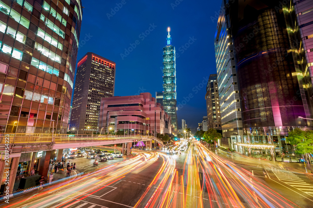 Naklejka premium Nocny widok miasta Tajpej ze szlakiem światła na Tajwanie.
