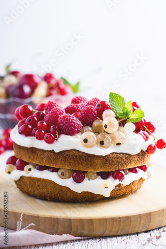 Cake with cream cheese and fresh berries