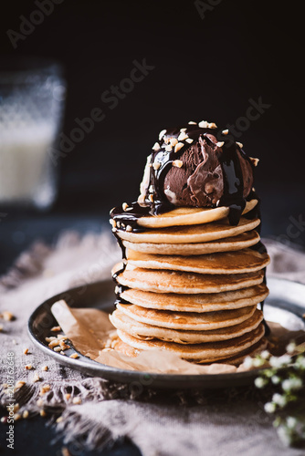 Frische Pancakes mit Schokoladeneis 
