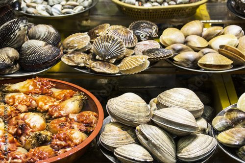 Schilderij op canvas Muschelangebot auf dem Fischmarkt von Busan.