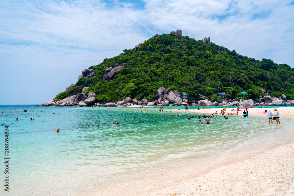 Fototapeta premium Beautiful island of Koh Nang Yuan located near Koh Tao, Thailand