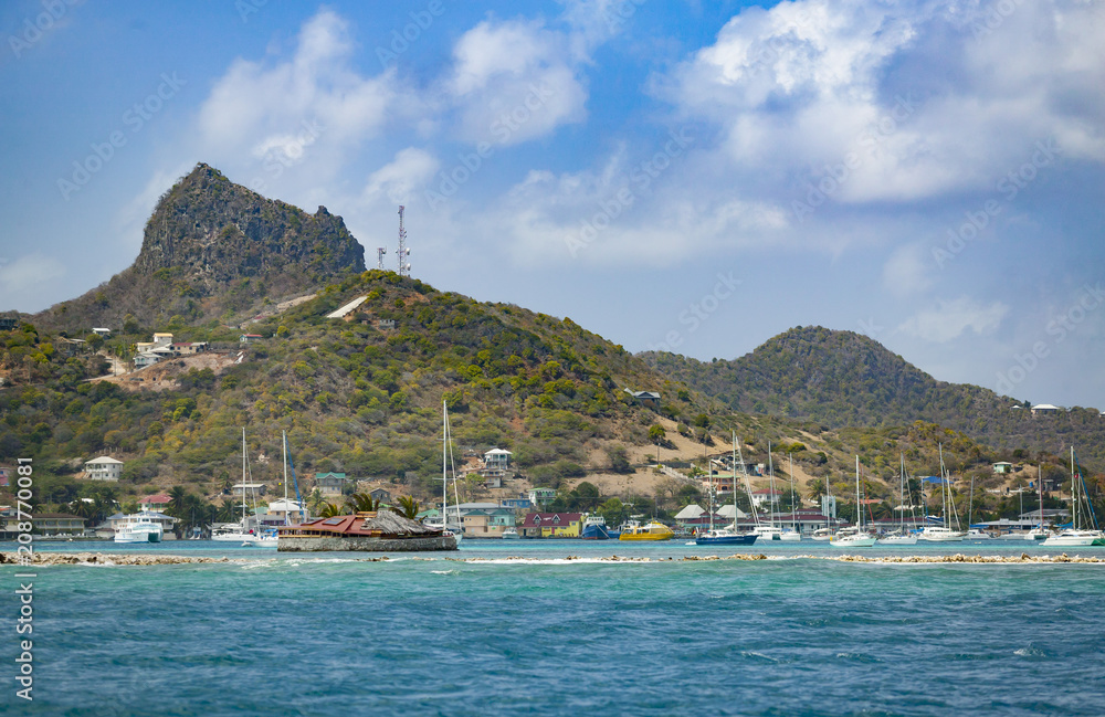Obraz premium anchoring sailbooats in the shallow waters of Union Island,St.Vincent and Grenadines,West Indies