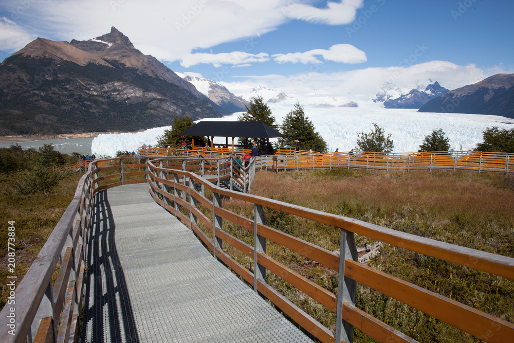 Fototapeta premium Wooden boardwalk to a glacier