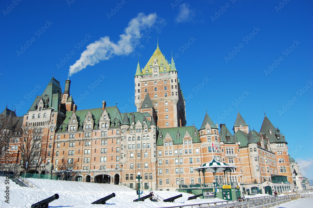Fototapeta premium Chateau Frontenac, dominuje nad panoramą Quebecu, francuskiego hotelu zamkowego zbudowanego w 1893 roku, symbolu Quebecu w Kanadzie