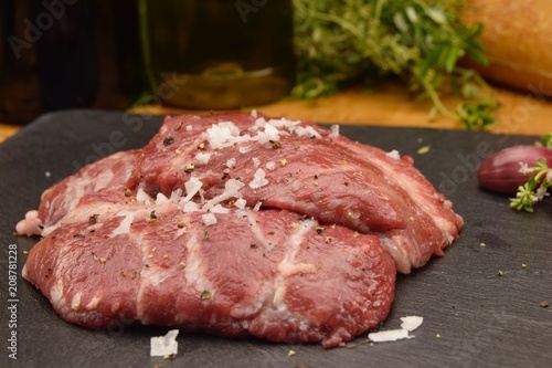 carrillada iberica, carne cruda, bodegon, macro, sal, pimienta