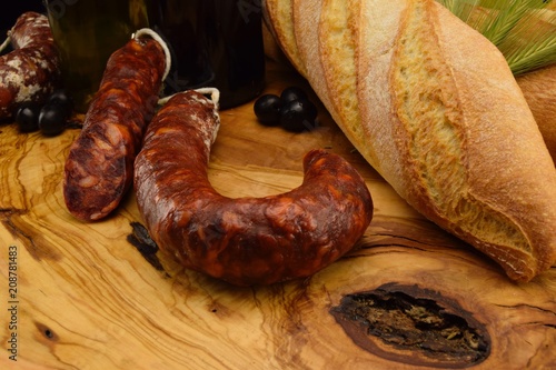 chorizo ibérico, herradura,bodegón, macro.