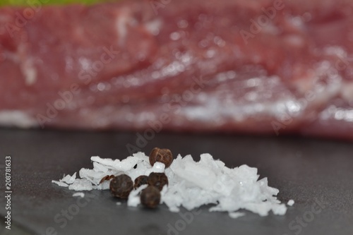 carne cruda, alimento, sal escamas, pimienta, macro