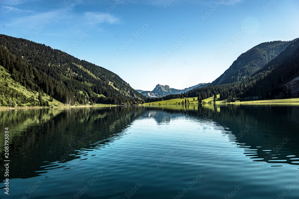Spiegelungen im Bergsee vor den Alpen