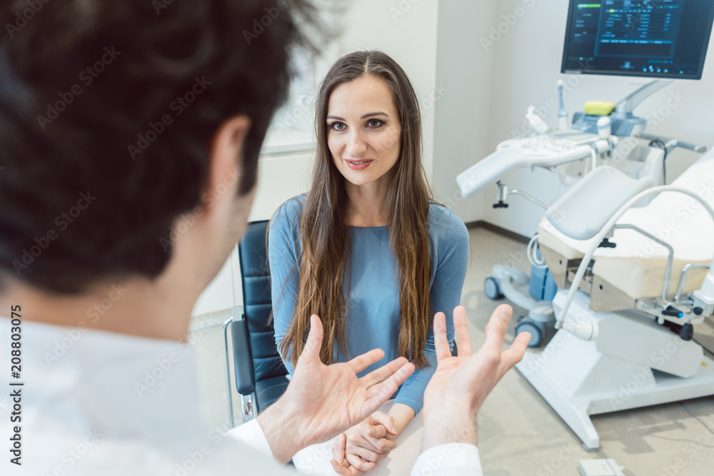 Muss Man Sich Für Den Frauenarzt Rasieren Frau besucht den Frauenarzt Stock Photo | Adobe Stock