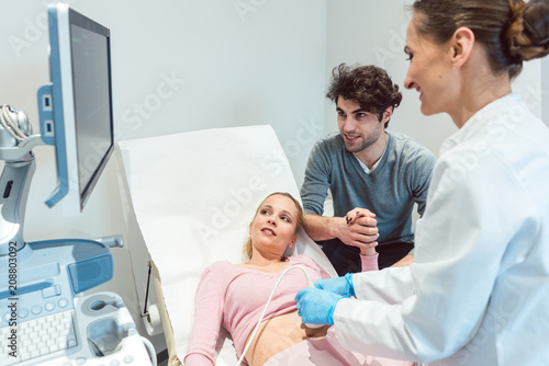 Paar in der Fruchtbarkeitsklinik ist glücklich, die Frau ist schwanger photo