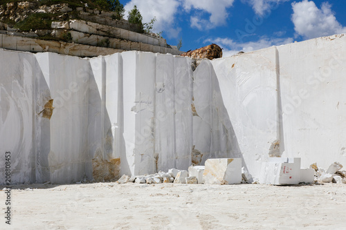 Fotografi marble quarry, extraction and processing of white marble