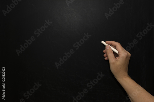mano escribiendo en una pizarra