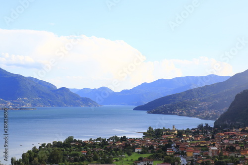 Panorama Blick über den oberen Teil vom Comer See über Gravedona, Vercana, Domaso, Arbosto, Colico, Piona, Dongo, Belano, Dorio, Menaccio, Varenna, Musso, Oligasca, San Carlo, bis runter nach Bellagio