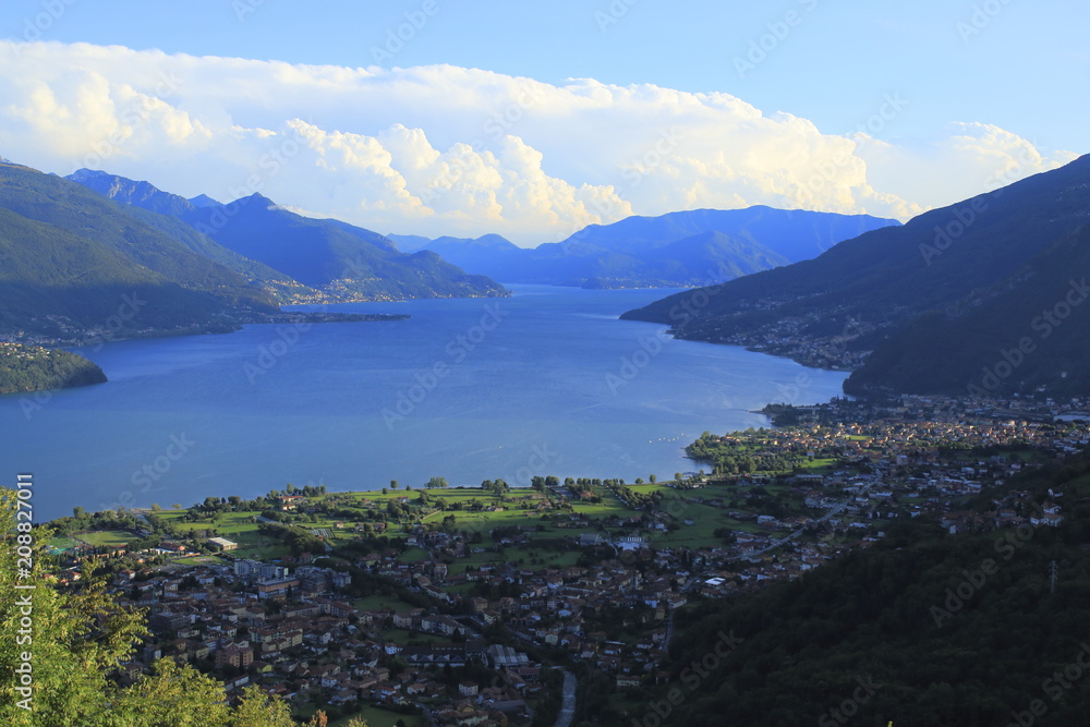 Panorama Blick über den oberen Teil vom Comer See über Gravedona, Vercana, Domaso, Arbosto, Colico, Piona, Dongo, Belano, Dorio, Menaccio, Varenna, Musso, Oligasca, San Carlo, bis runter nach Bellagio