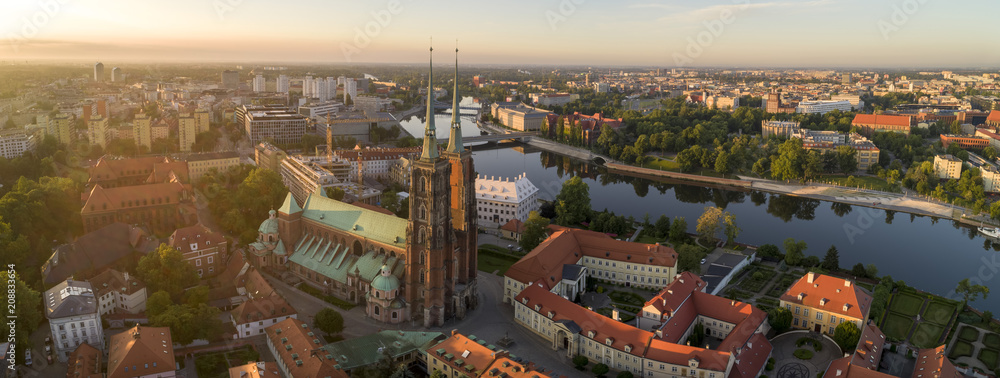 Dzień dobry Wrocław! Widok z lotu ptaka na Ostrów Tumski, rzekę oraz mosty - Wrocław, Polska