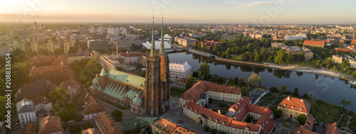 Dzień dobry Wrocław! Widok z lotu ptaka na Ostrów Tumski, rzekę oraz mosty - Wrocław, Polska