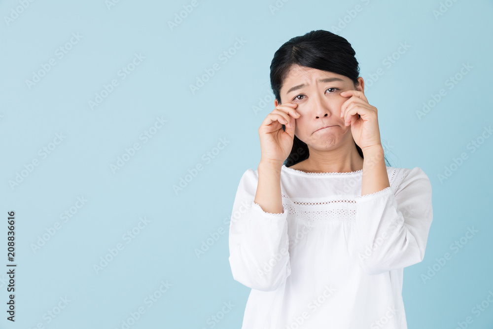 若い女性 ブルーバックイメージ 若い女性 ブルーバックイメージ