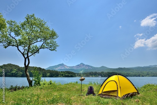 初夏の湖畔・草原のキャンプ