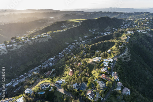 Tableau sur toile Aerial view of South Beverly Park hilltop homes in the Santa Monica Mountains above Beverly Hills and Los Angeles, California