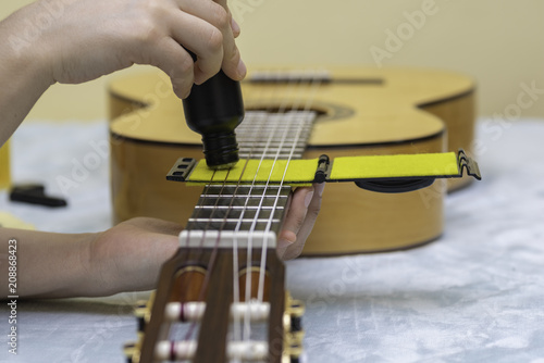 Herramienta para mantenimiento de diapasón y cuerdas de guitarra. photo