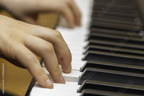 Tocando el piano.