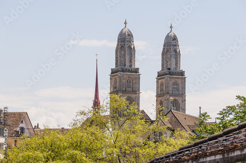 Zürich, Grossmünster, Kirche, Münster, Lindenhof, Aussichtspunk, Altstadt, Stadt, Altstadthäuser, Niederdorf, Limmat, Limmatquai, Sommer, Schweiz photo