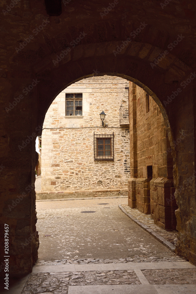 arch of Square of la Iglesia , La Iglesuela del Cid, Mestrazgo, Teruel province, Aragon, Spain