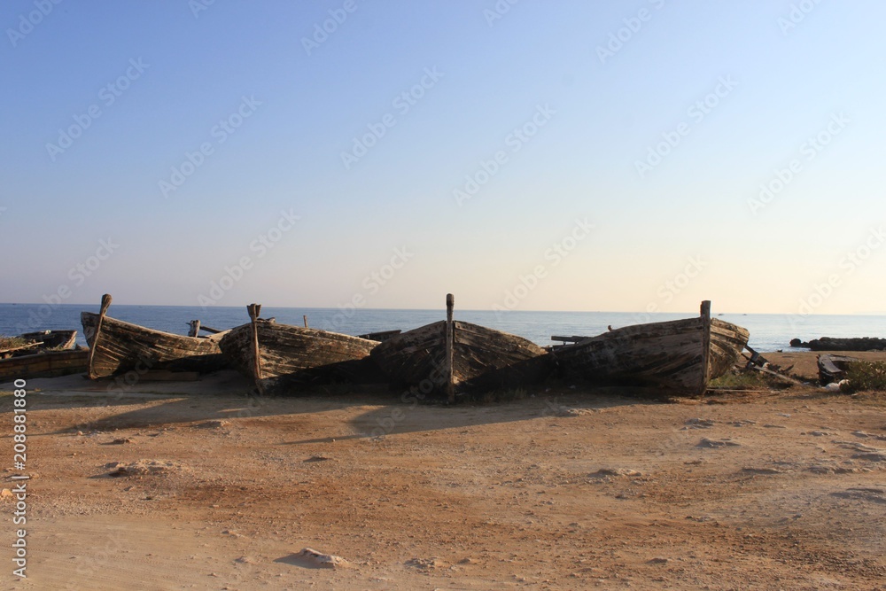 Barche abbandonate sulla spiaggia all'alba