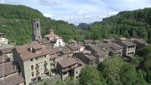 Drone Rupit i Pruit, pueblo de Barcelona desde el aire. Video aereo con Dron