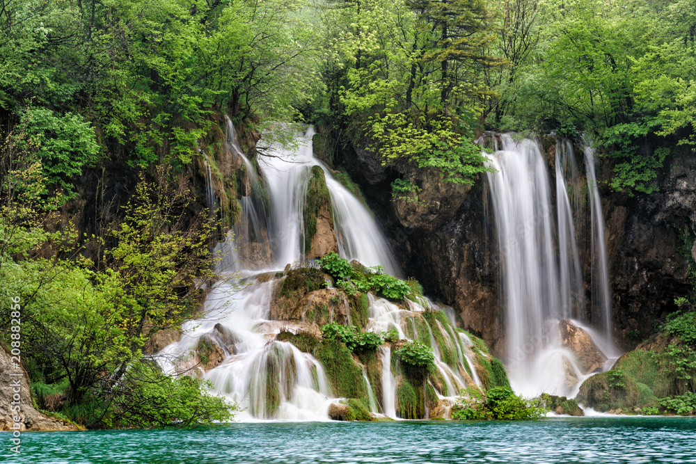 Obraz premium Magiczny wodospad w Plitvice, Chorwacja
