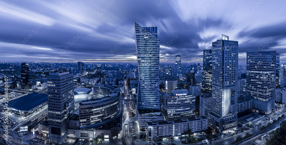 Naklejka premium Warszawa, Polska, kwiecień 2018: Panoramiczny widok na centrum Warszawy w nocy
