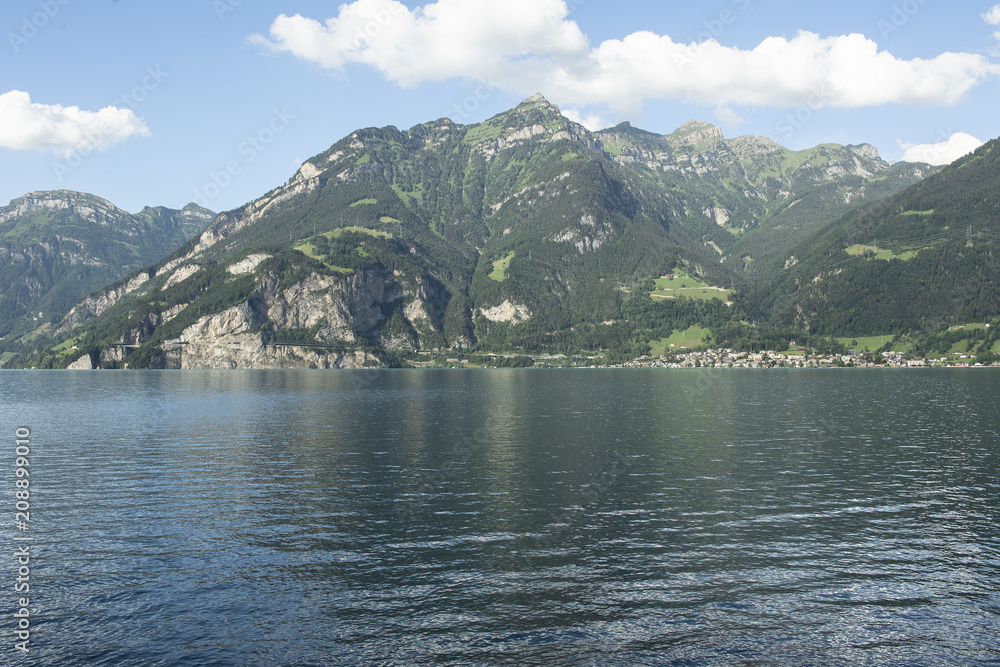 Obraz premium Dorf Flüelen am Vierwaldstättersee, Uri, Schweiz