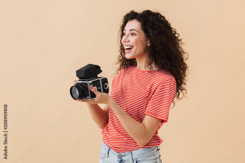 Obraz premium Pretty young curly woman photographer