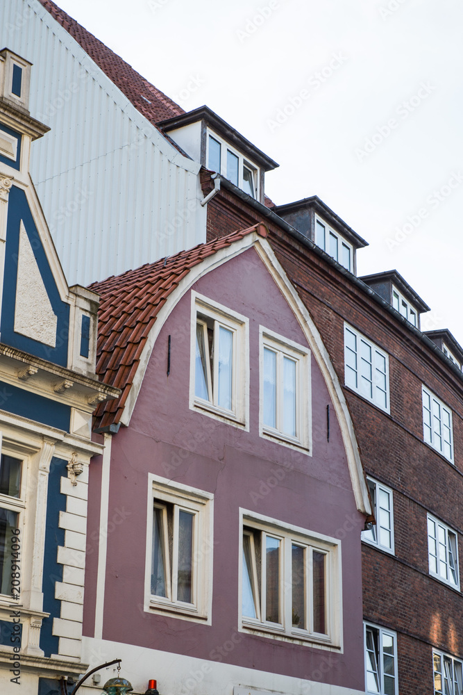 Fototapeta premium Tonnendach, Haus mit rotem Ziegeldach